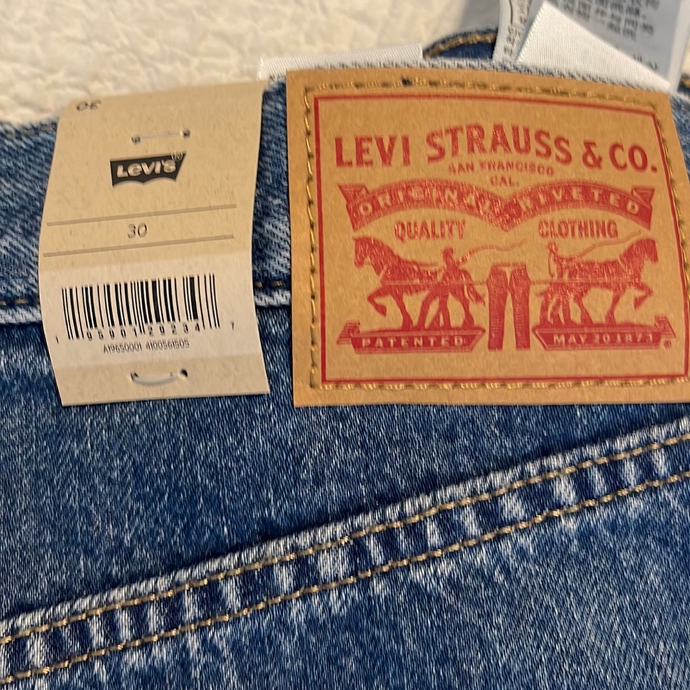 Levi shorts. Size 30. NWT. - Picture 3 of 3